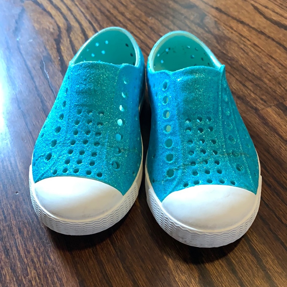 Glitter blue natives size toddler 8